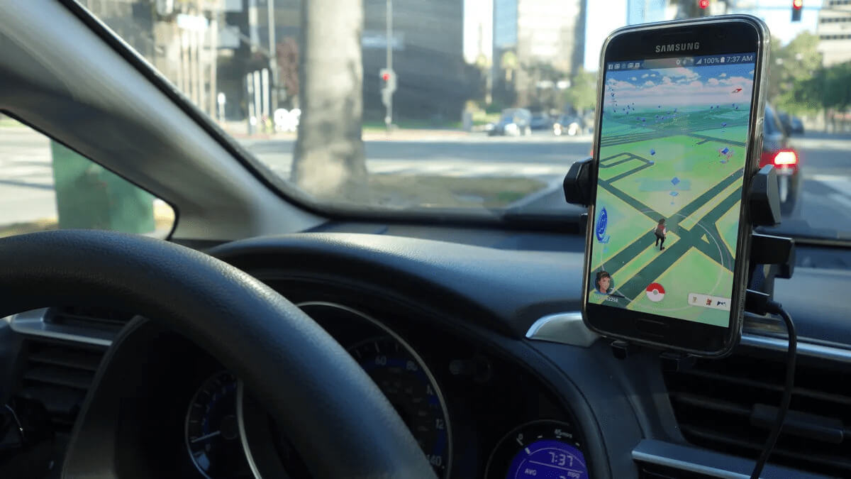 play pokemon go in cars